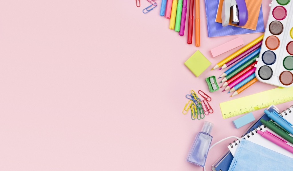 Предметы для рисования на голубом фоне