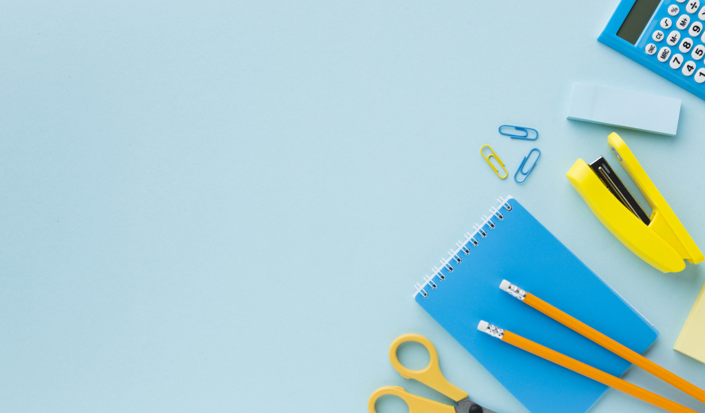 Офисные канцелярские предметы на голубом фоне