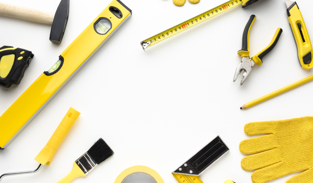 Инструменты маляра на белом фоне