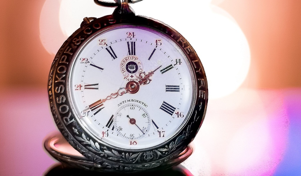 Карманные часы крупным планом