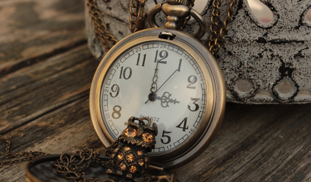 Карманные часы с украшением в виде совы