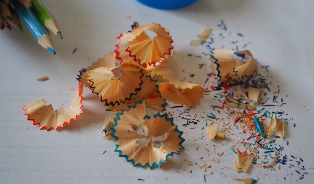 Стружка с разноцветных карандашей на столе