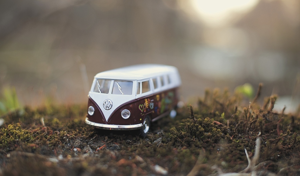 Маленький игрушечный автомобиль volkswagen на земле