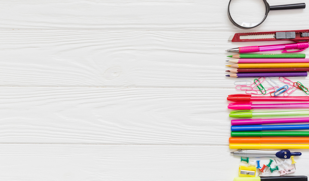Канцелярские принадлежности на белом деревянном фоне