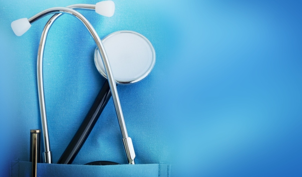 Стетоскоп в кармане медицинского халата