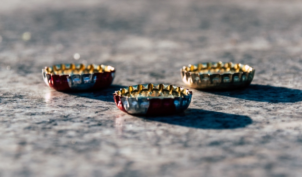 Три железные пробки на столе