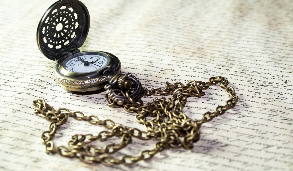 Старинные карманные часы на цепочке