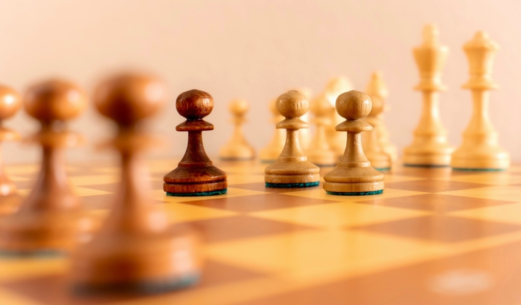 Деревянные шахматные фигуры на доске