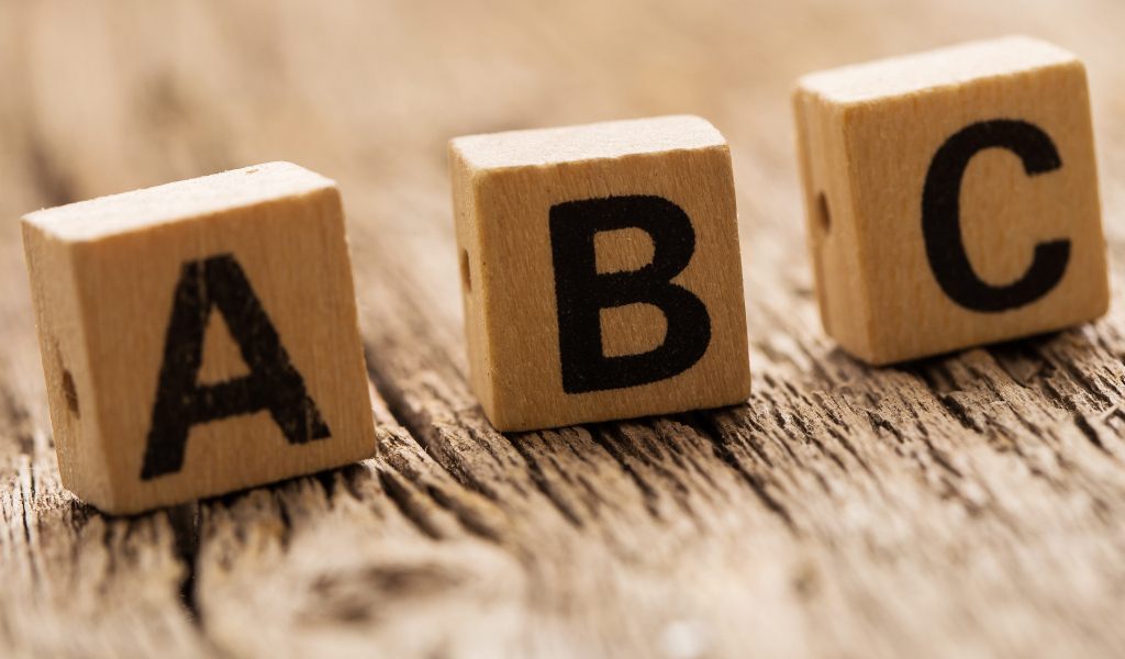 Деревянные кубики на столе 