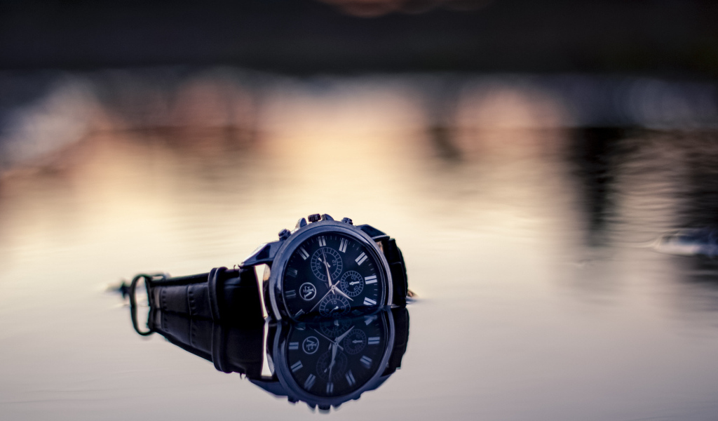 Наручные часы лежат в воде