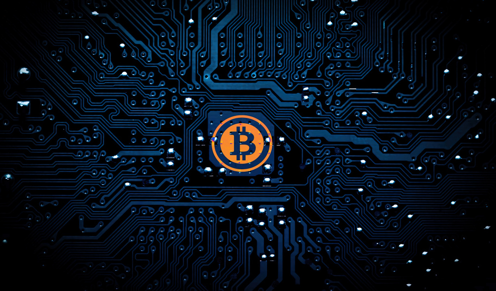 Яркий логотип биткоин на плате