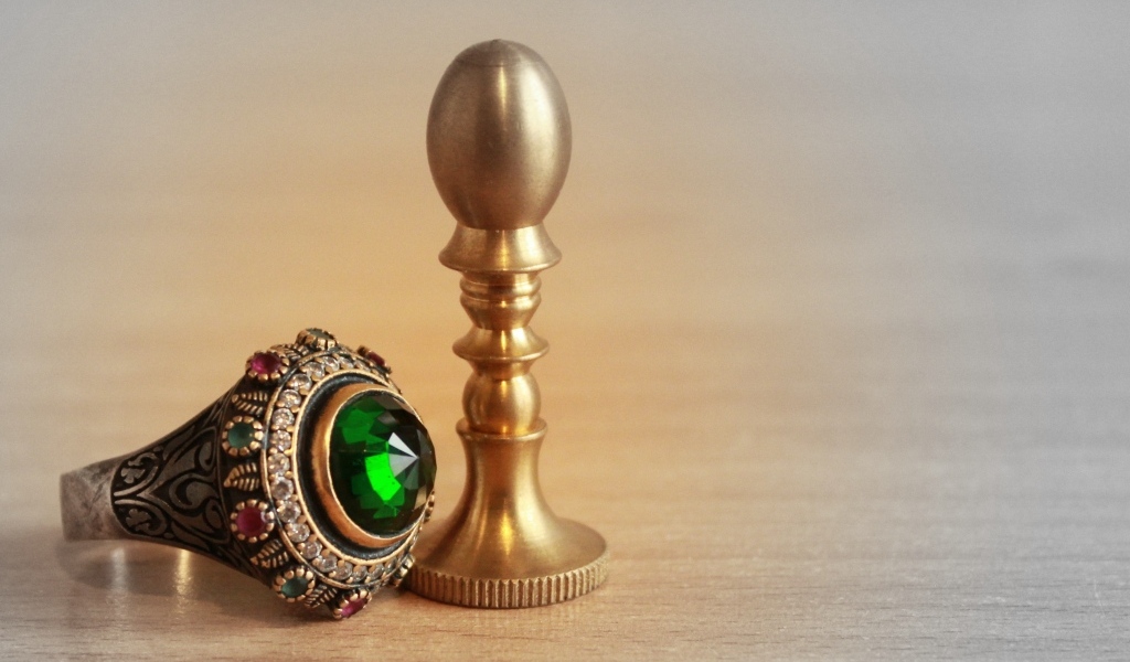 Старинный перстень на столе с фигурой