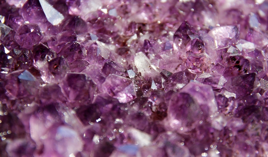 Яркий камень кристалл  аметист