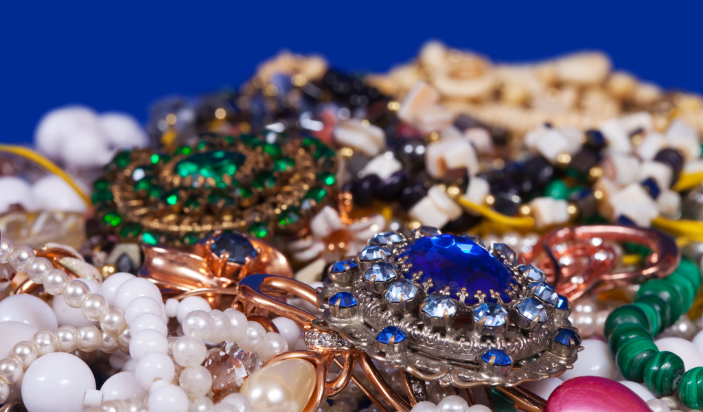 Много красивых ярких драгоценностей 