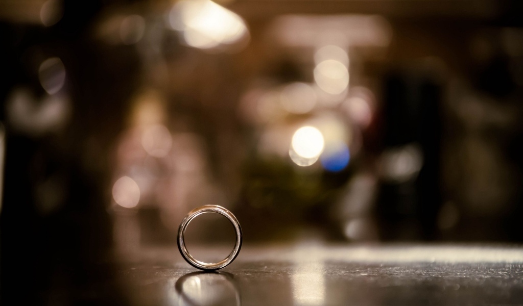 Золотое кольцо на ровной поверхности 