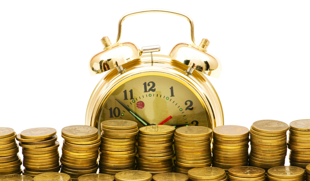 Столбики монет с золотыми часами на белом фоне