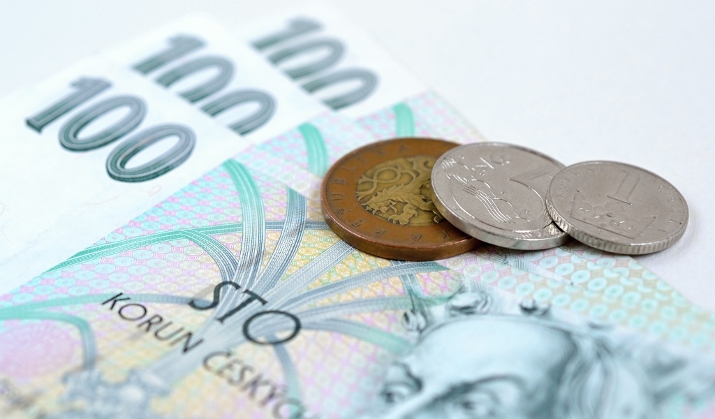 Купюры с монетами крупным планом