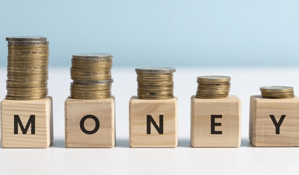 Кубики с золотыми монетами на голубом фоне