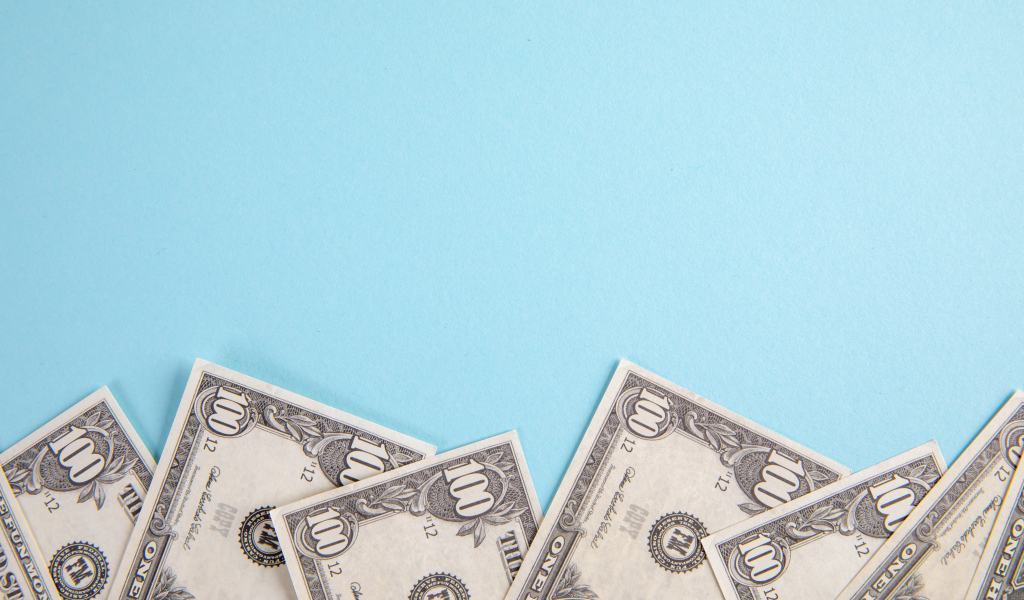 Банкноты доллары на голубом фоне