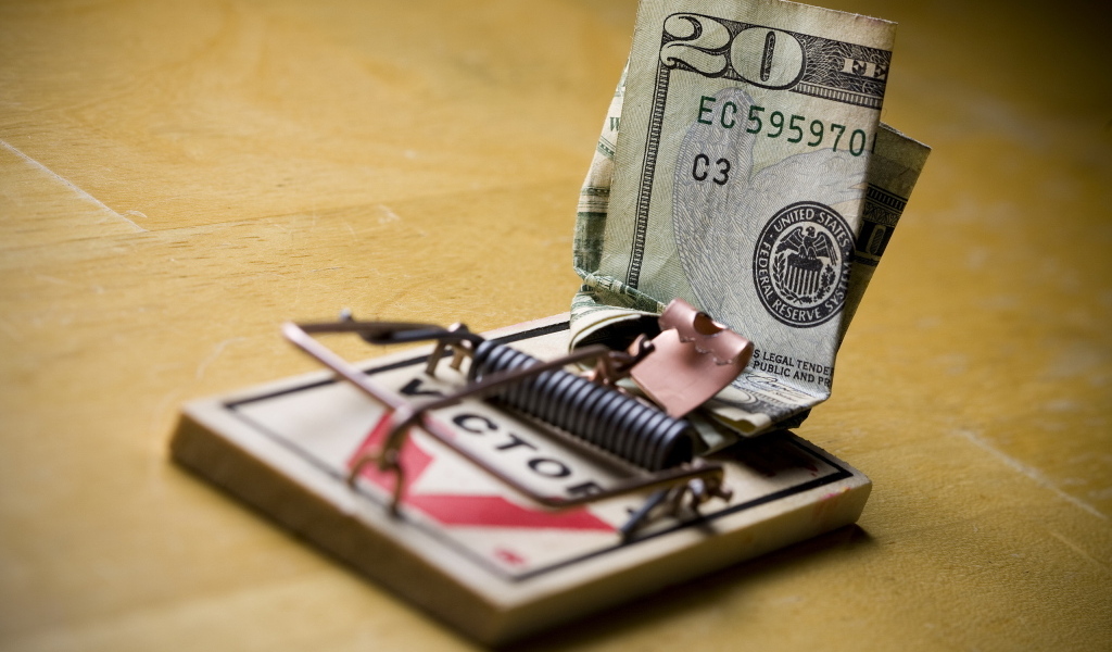 Купюра доллара в мышеловке