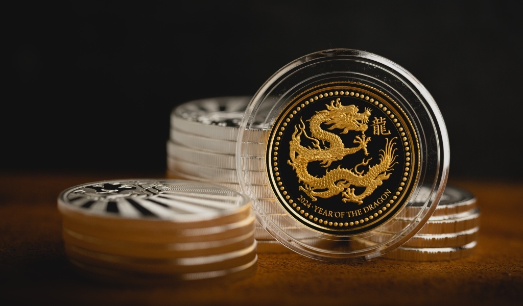 Монета с драконом на столе 