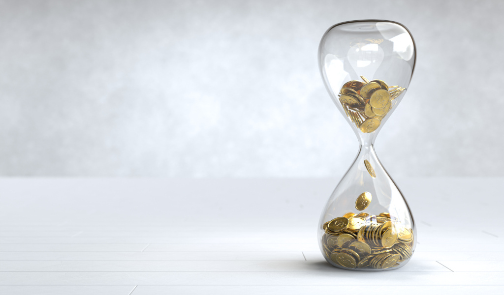 Стеклянные часы с монетами на сером фоне