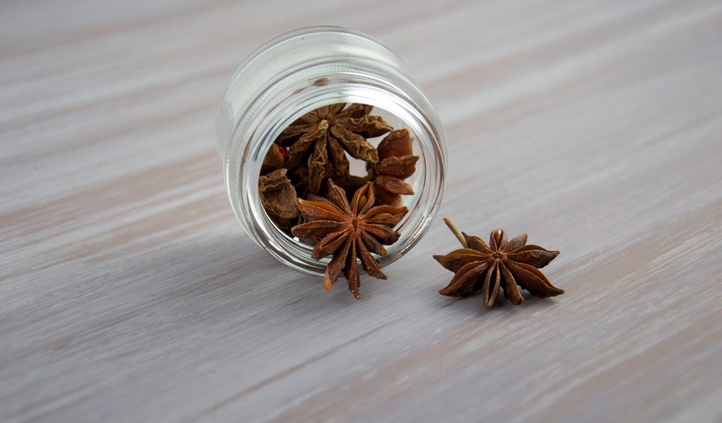 Звезды аниса в стеклянной банке на столе