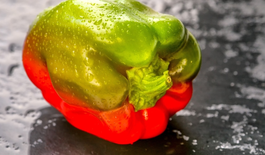 Болгарский перец в каплях воды