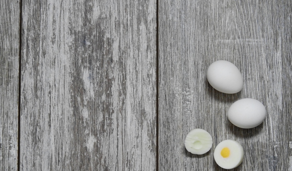 Вареные яйца на деревянном фоне