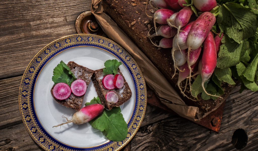 Хлеб с редисом на тарелке