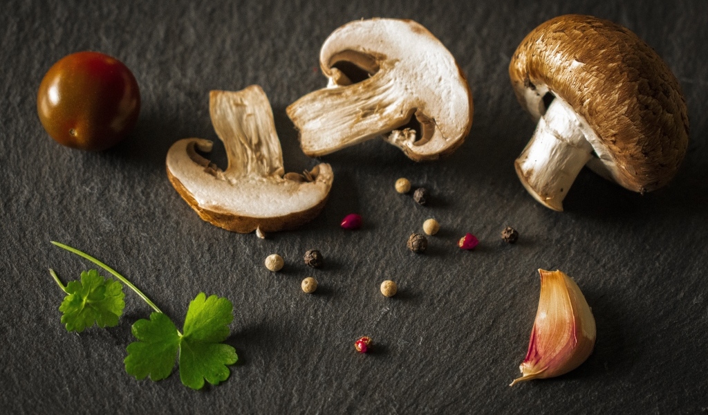 Шампиньоны со специями на столе