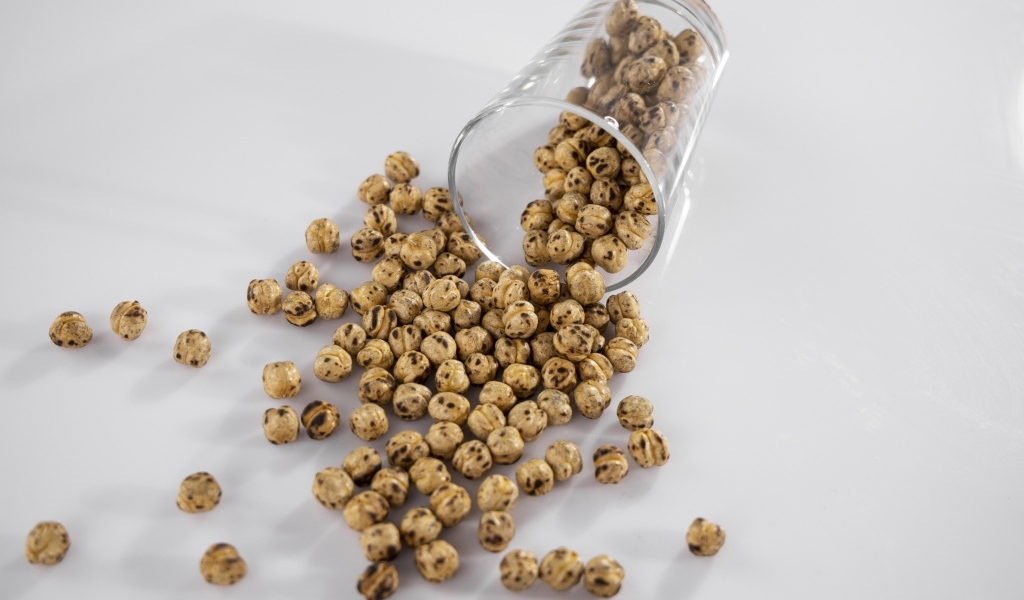 Нут со стаканом на сером столе