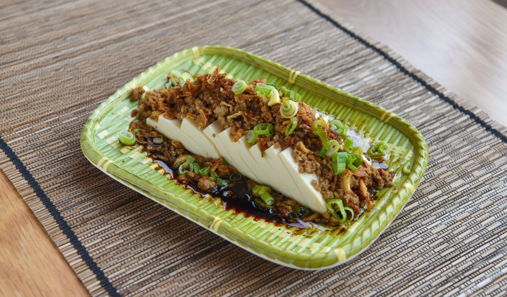 Китайское блюдо в тарелке на столе