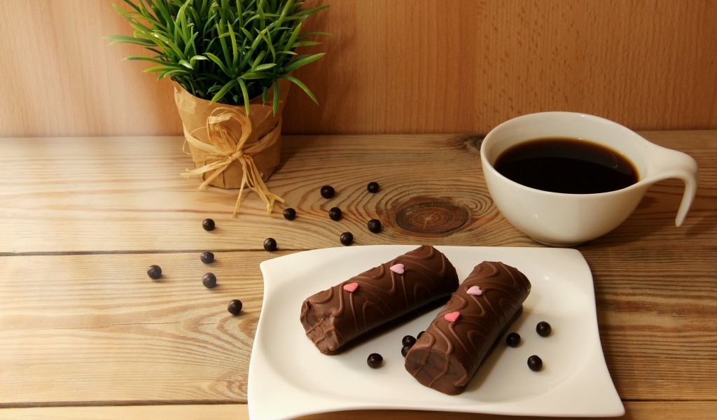 Шоколадные батончики на столе с кофе