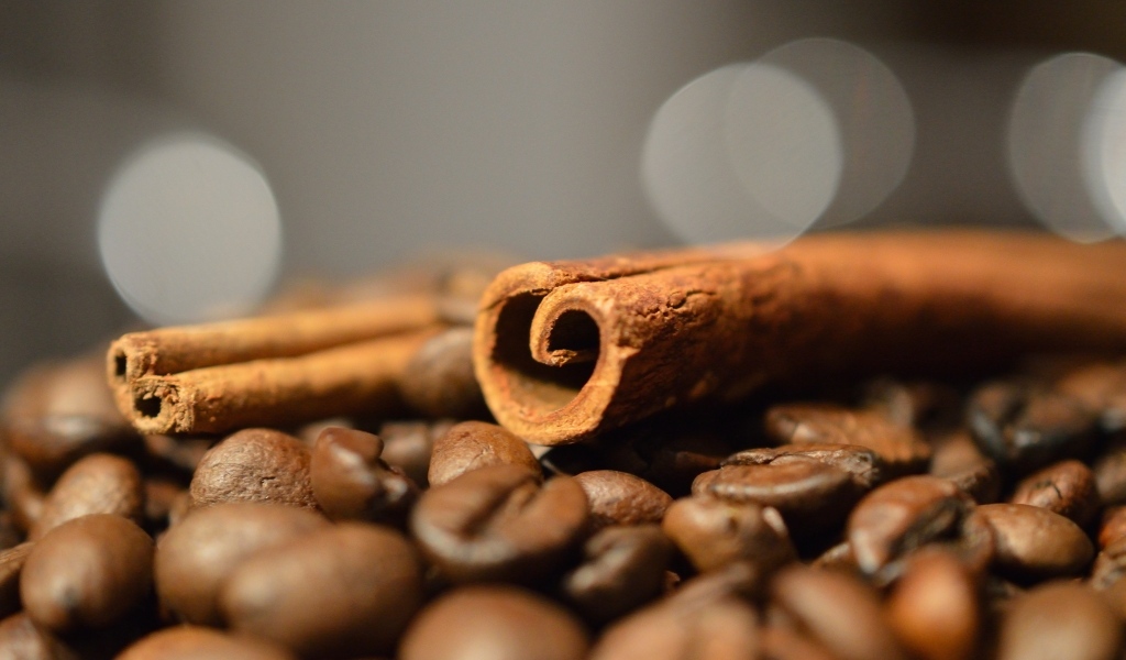 Корица с кофейными зернами на столе