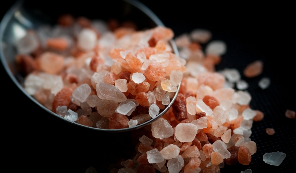 Крупная ароматная соль на ложке