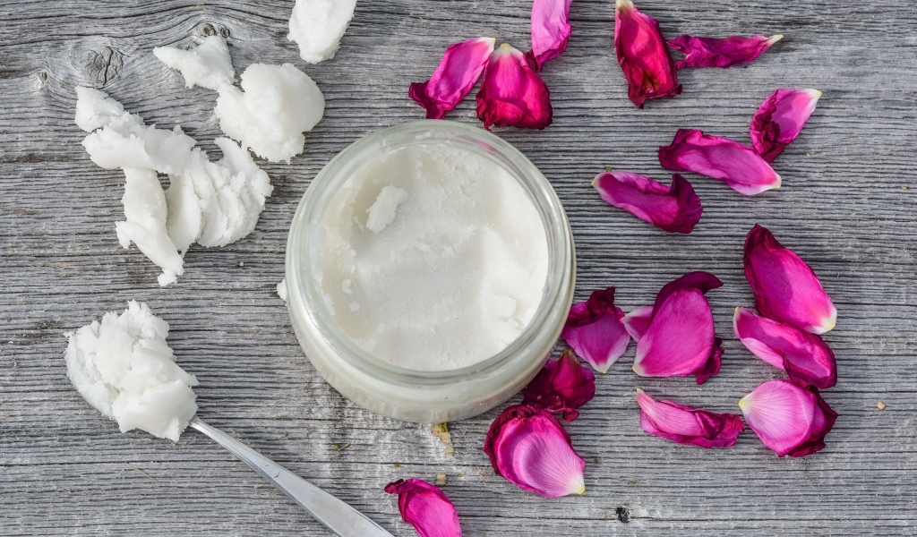 Кокосовое масло с лепестками роз