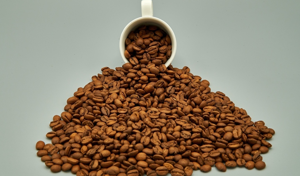 Чашка с горкой кофейных зерен