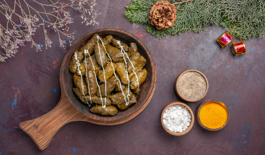 Долма на столе со специями