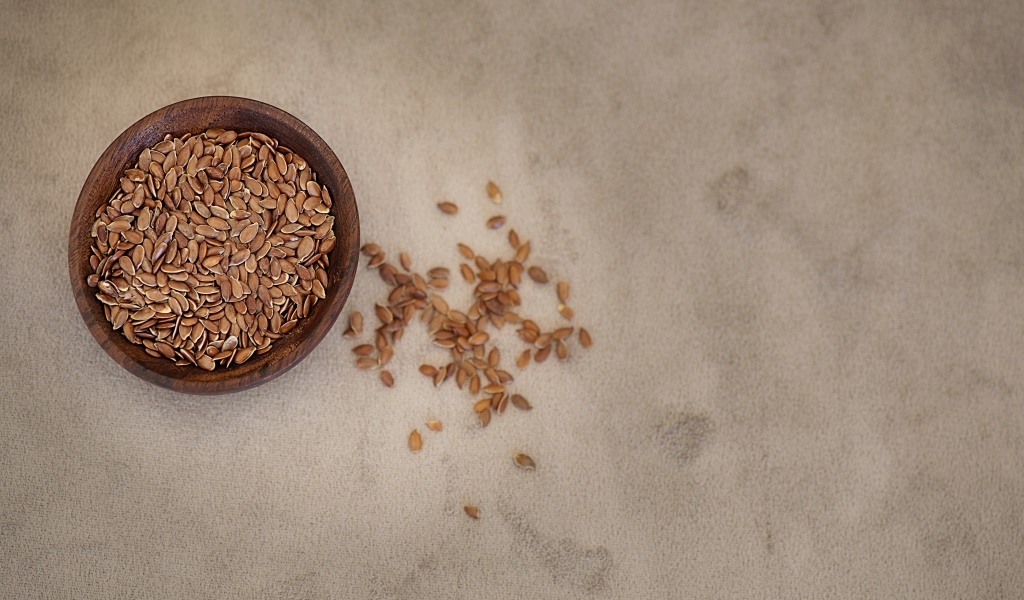 Семя льна на столе