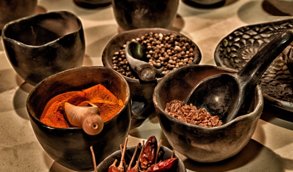Ароматные острые специи на столе