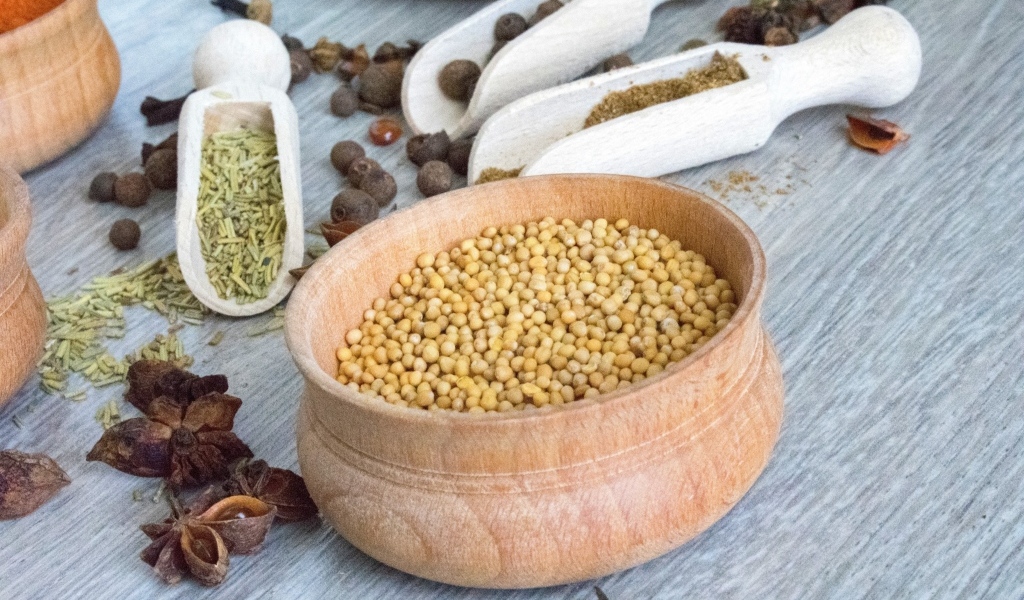 Ароматные специи на сером столе