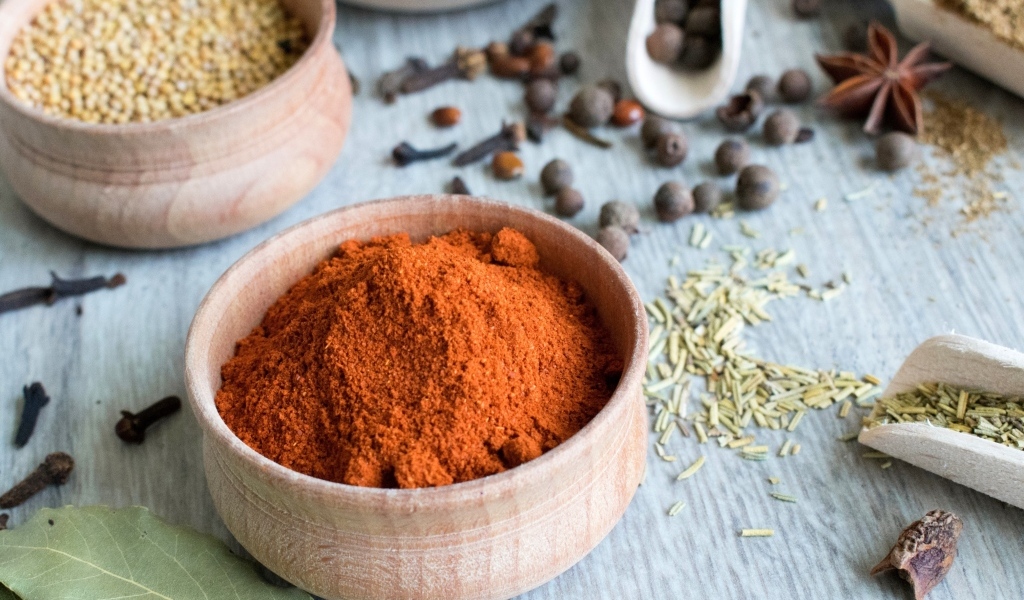 Ароматная куркума на столе со специями