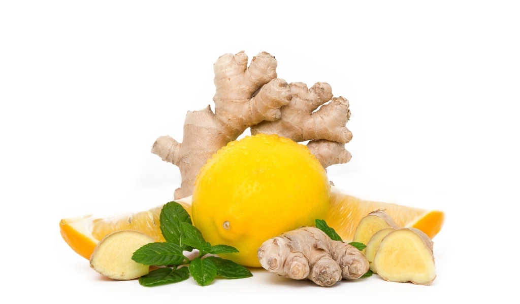 Корень имбиря с лимоном на белом фоне