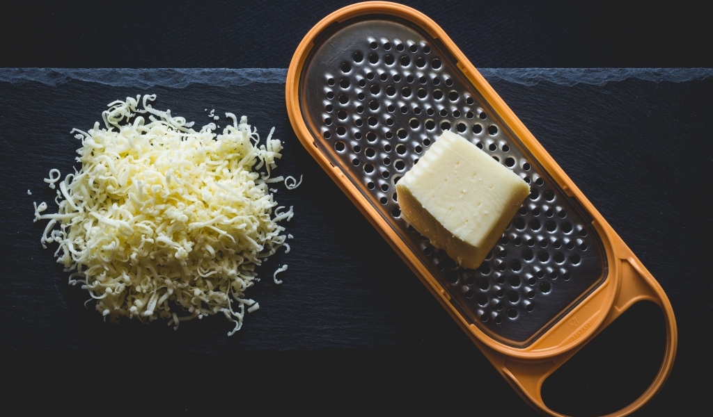 Тертый сыр на черном столе