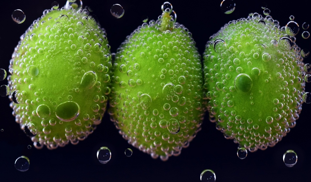 Зеленые оливки в пузырях в воде