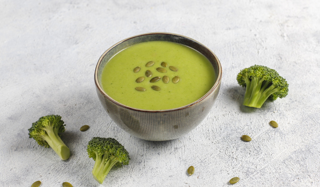 Зеленый суп с семечками и брокколи