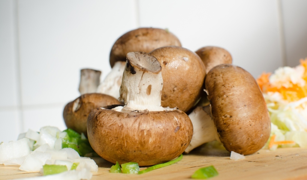 Большие свежие шампиньоны на столе