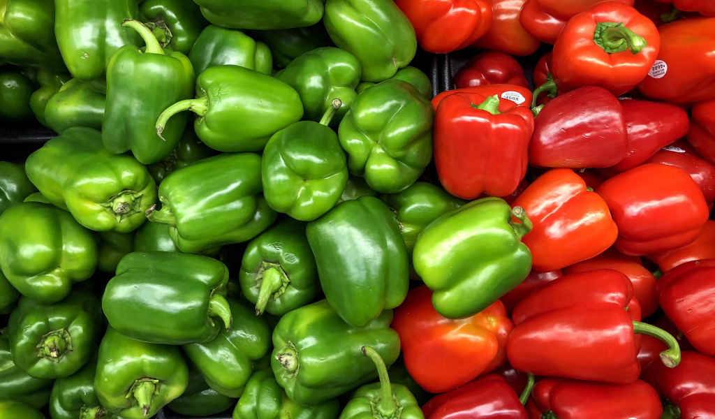 Большой красный и зеленый сладкий перец