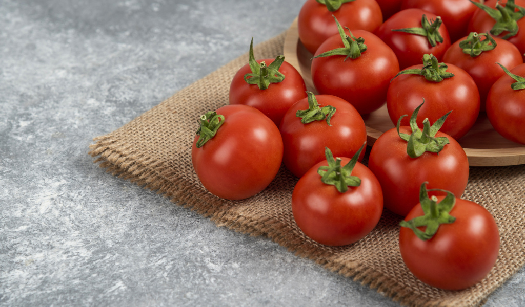 Большие круглые красные помидоры